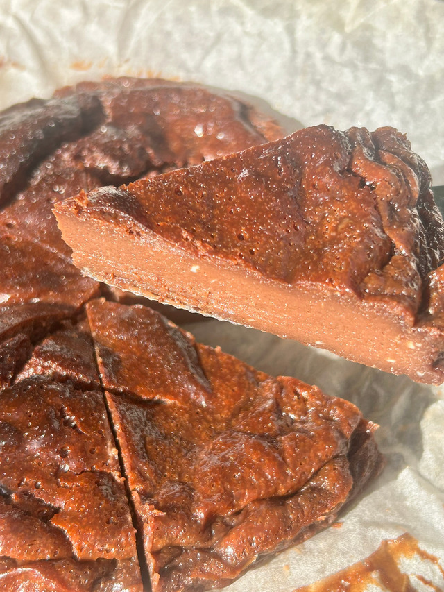 岡山県で活動する料理サークル『ちゃお～！』の総社市砂川公園でアウトドア活動にて、ダッチオーブンでじっくり焼き上げた濃厚なヌテラケーキのカット写真