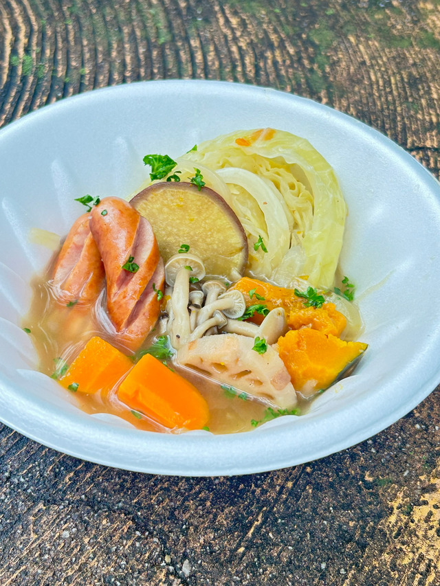 岡山県料理サークルちゃおのアウトドア活動で調理した、カボチャ、レンコン、サツマイモなど秋野菜がたっぷり入ったポトフの写真